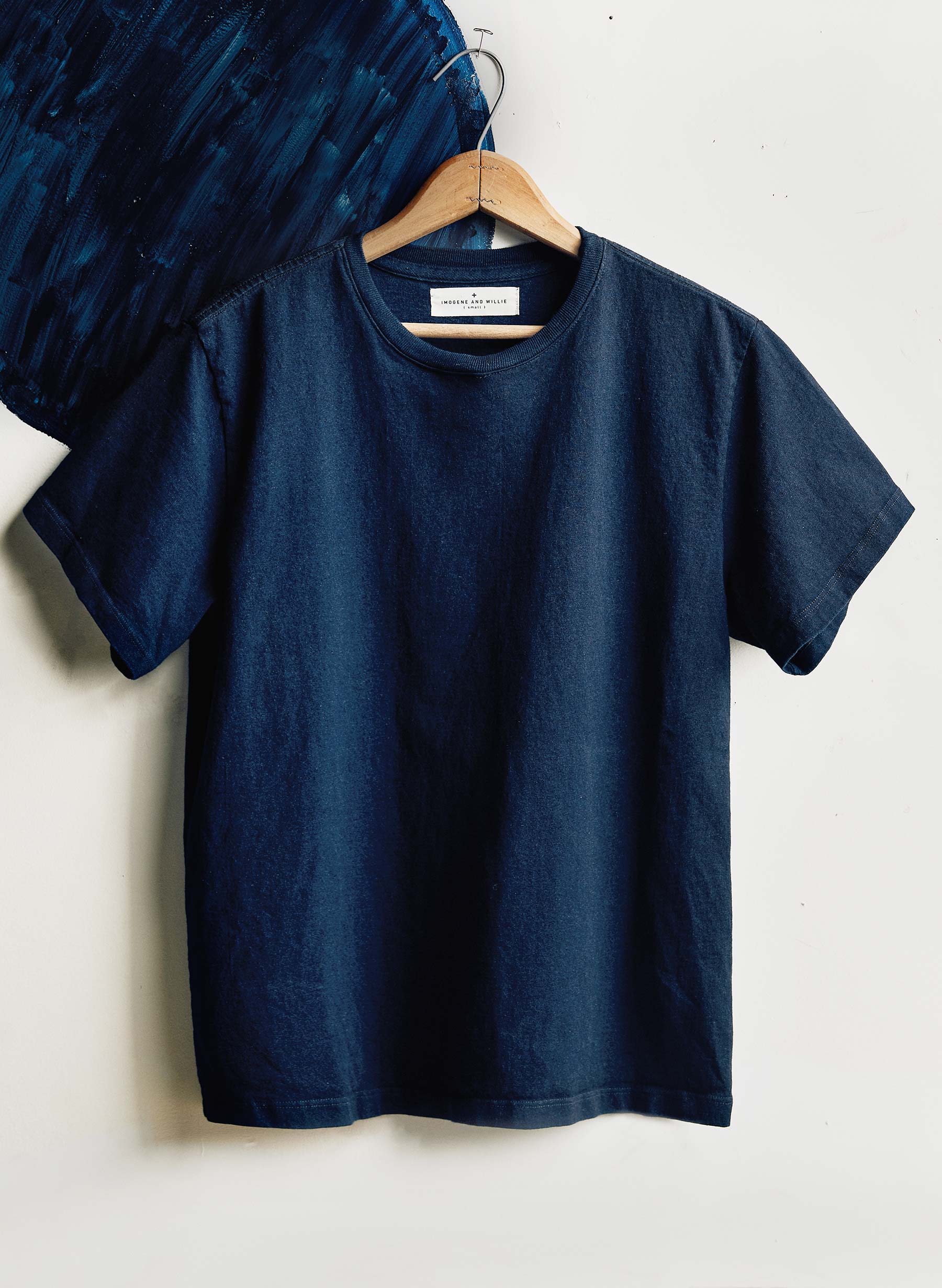 Outerwear, Azure, Neck, Sleeve, T-shirt, Grey, Collar, Electric blue, Pattern, Magenta