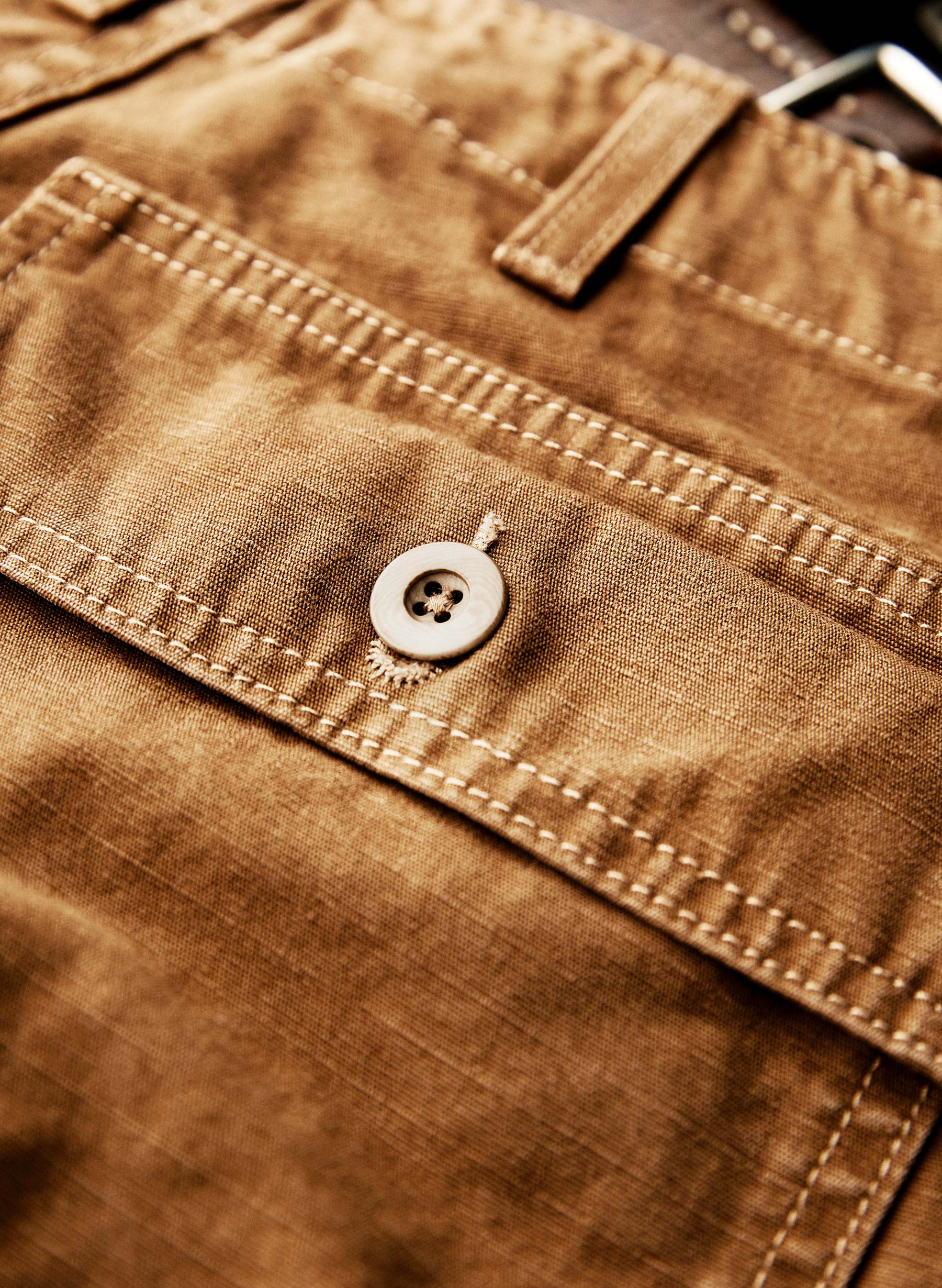 Brown, Bag, Textile, Sleeve, Beige, Wood, Collar, Khaki, Material property, Font
