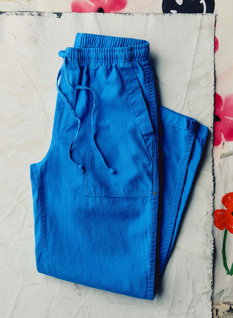 the ventura chore pant in cerulean - Model