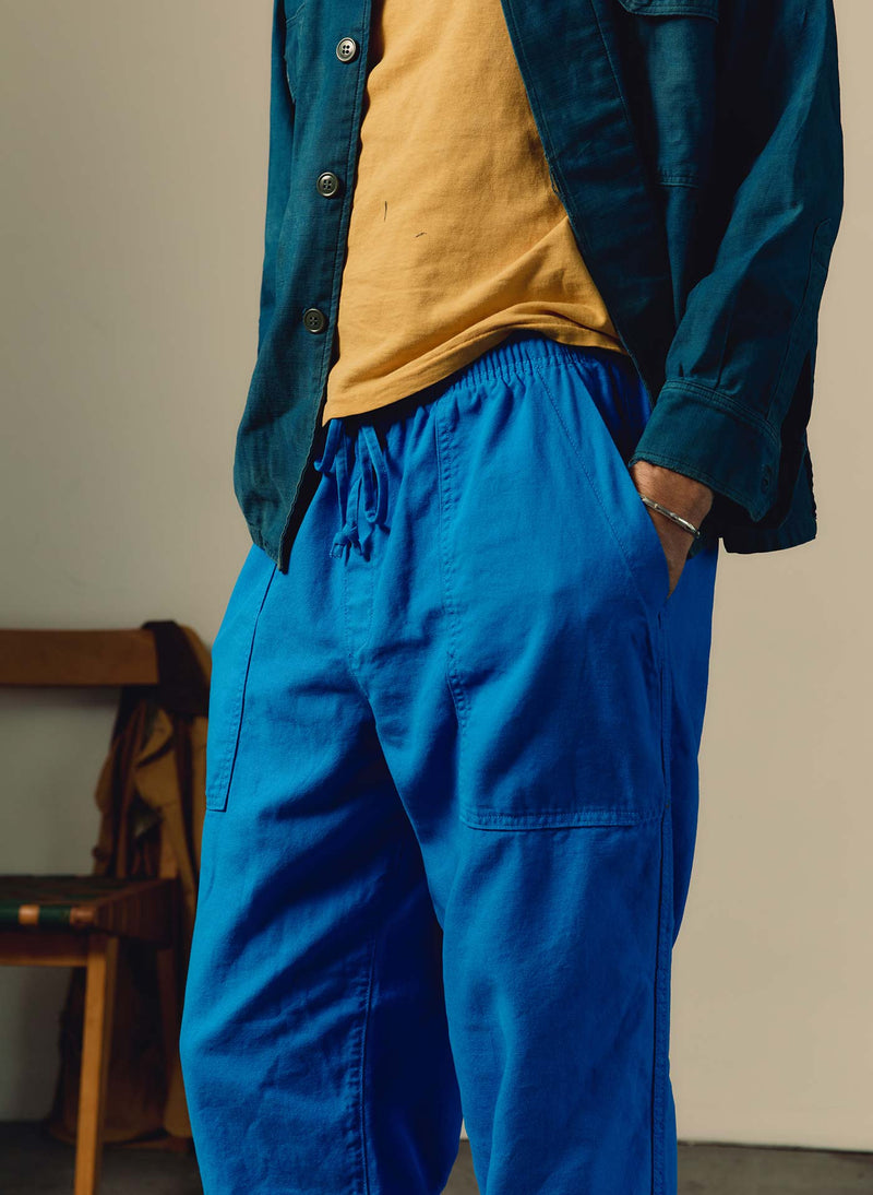 the ventura chore pant in cerulean - Model