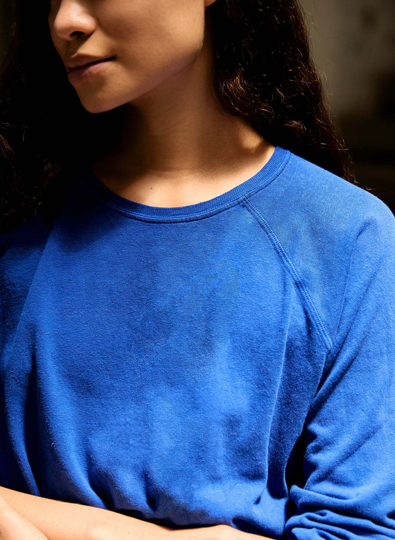 the long sleeve raglan in klein blue