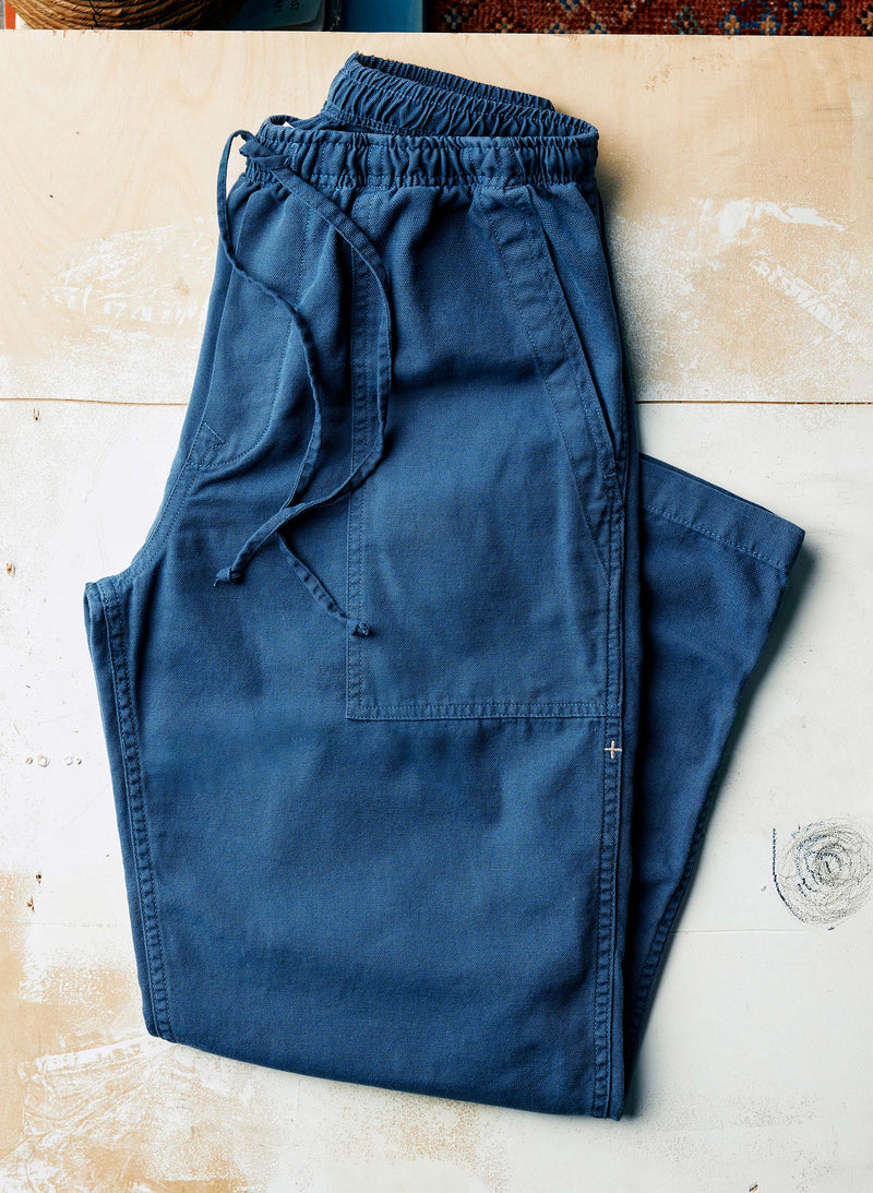 the ventura chore pant in blue - Model