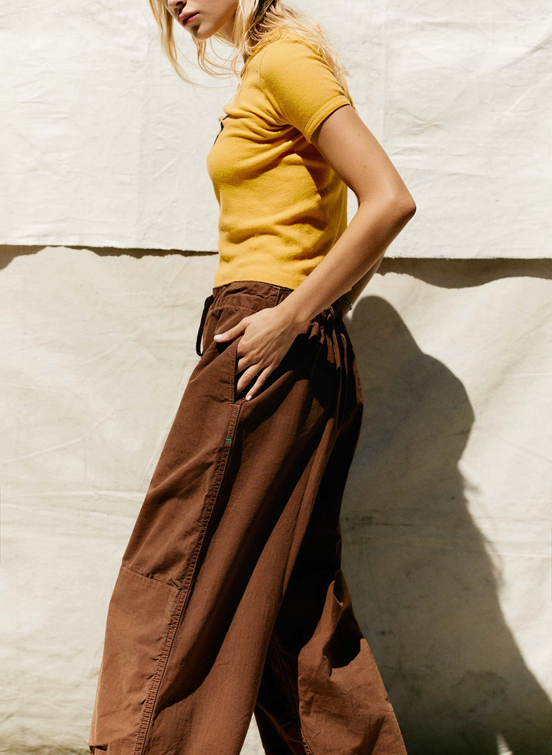 the flight pant in brown ripstop - Model