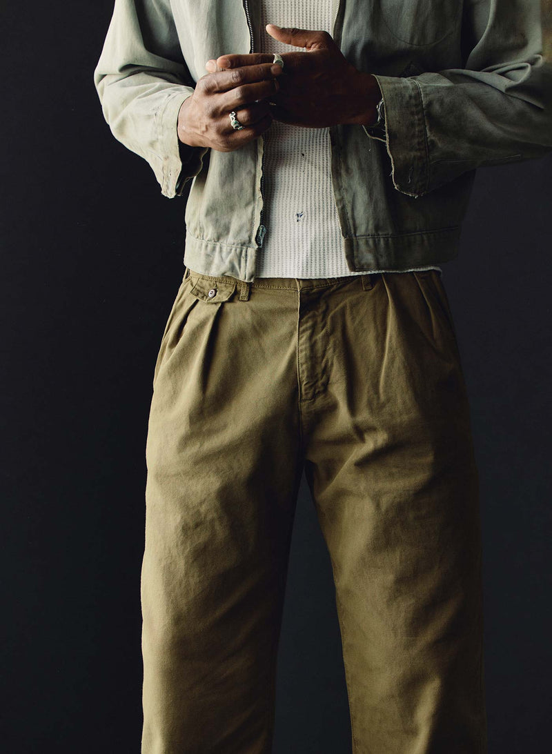 campbell pleated chino in field tan - Model