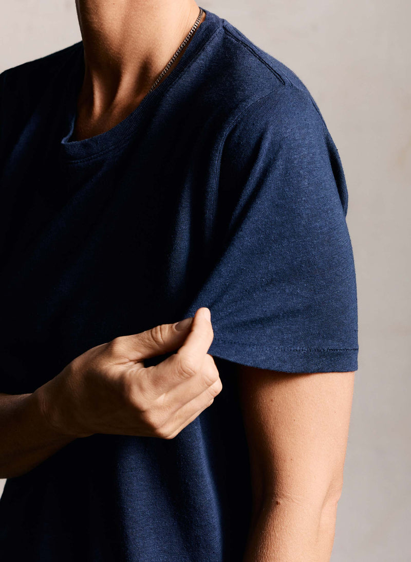 the cotton hemp tee in midnight