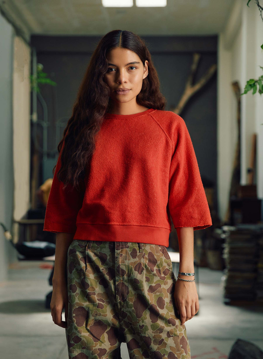 the cut sleeve sweatshirt in poppy