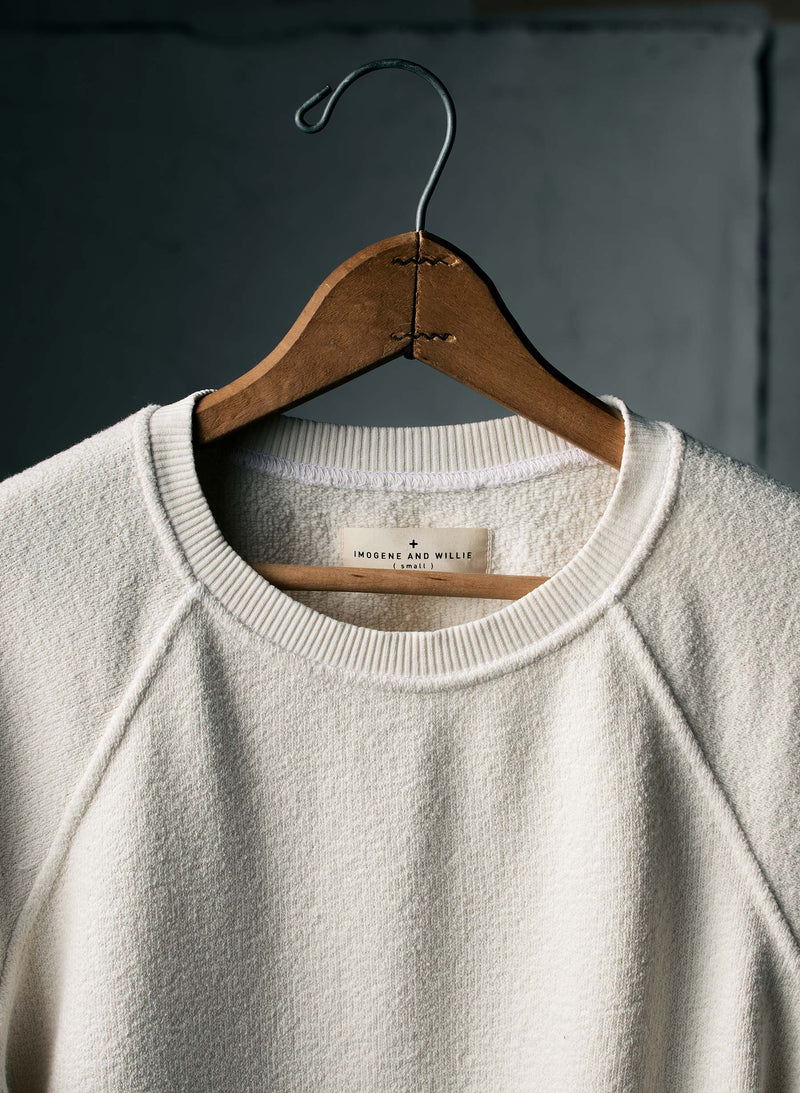 the cut sleeve sweatshirt in natural - Model