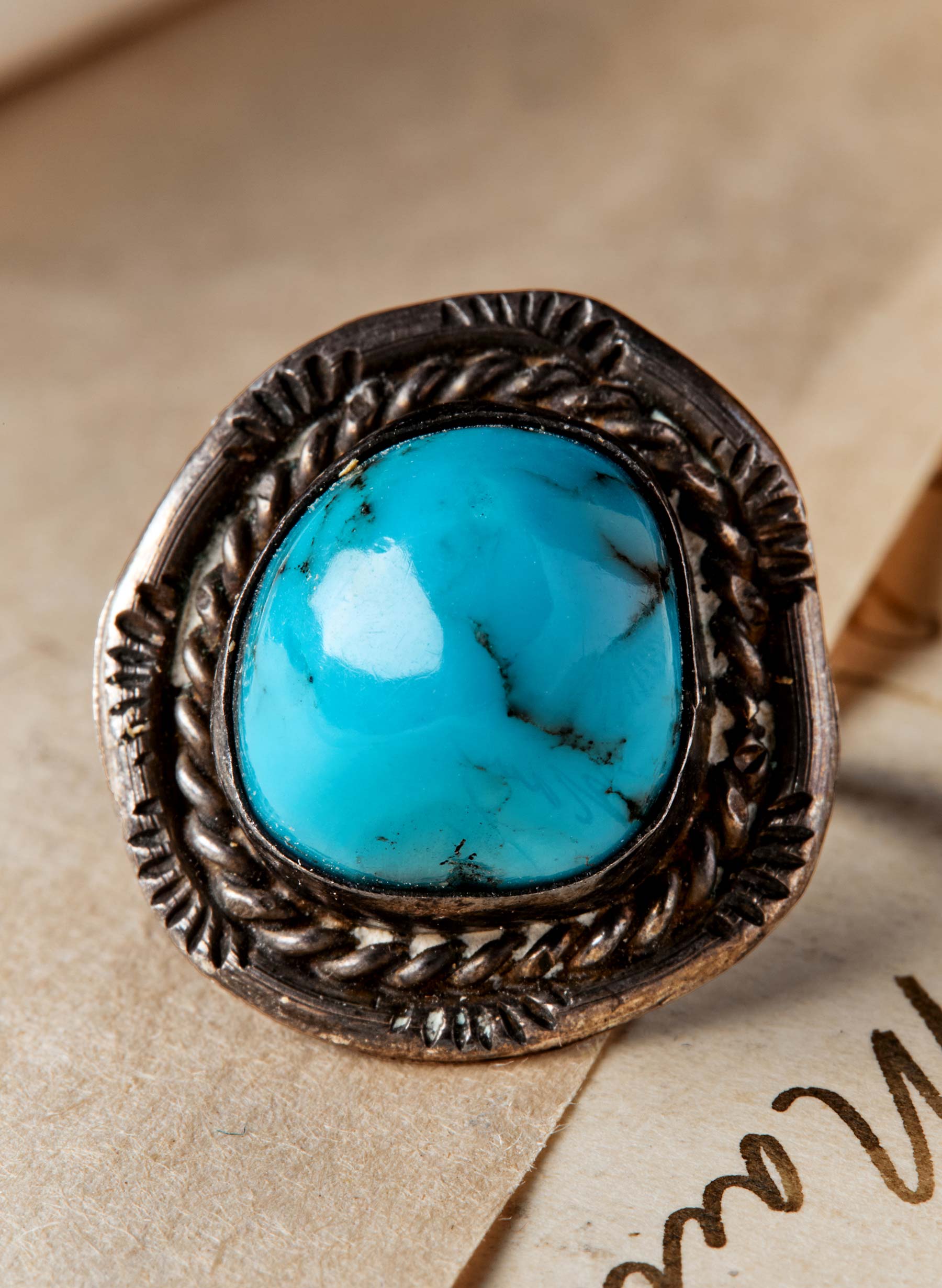 Body jewelry, Dishware, Wood, Feather, Natural material, Serveware, Tableware, Jewellery, Electric blue, Circle