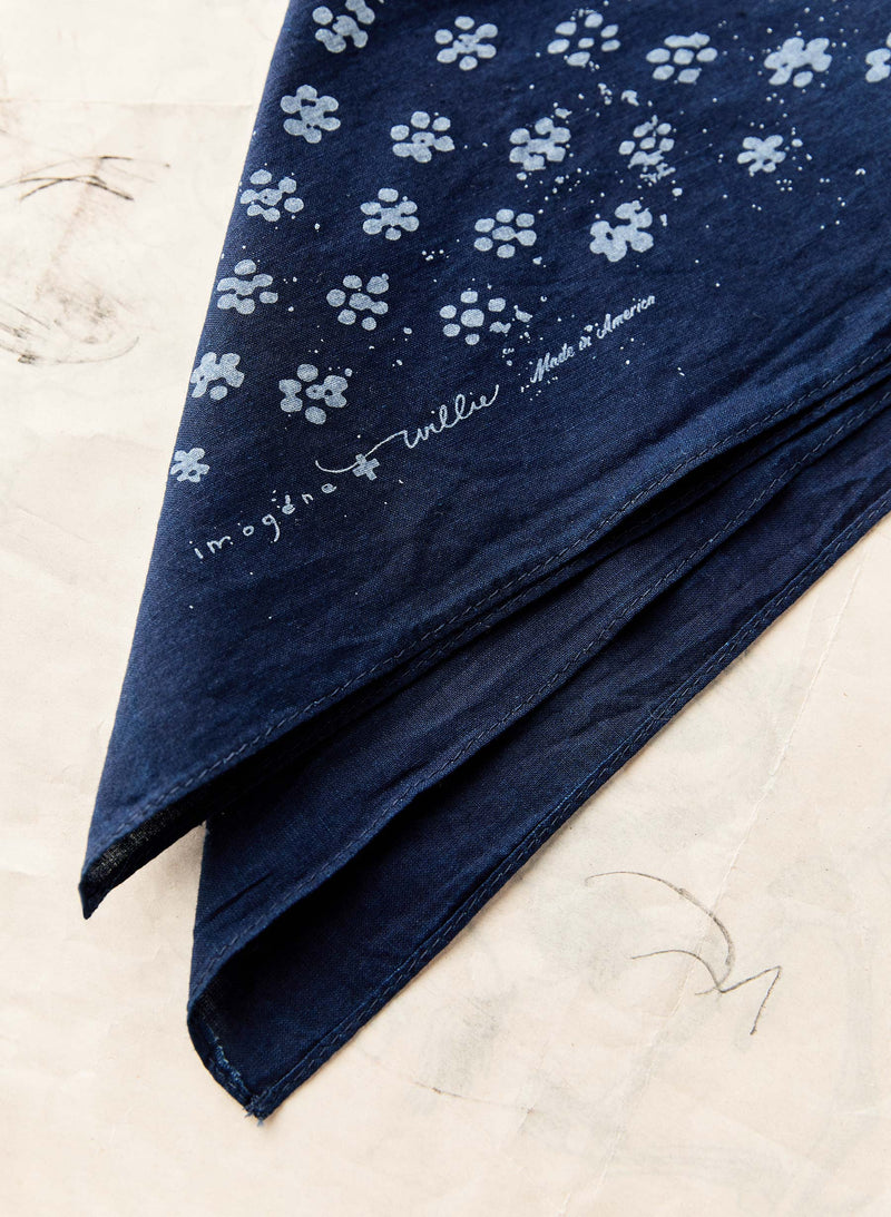 indigo "flower print" bandana - Model