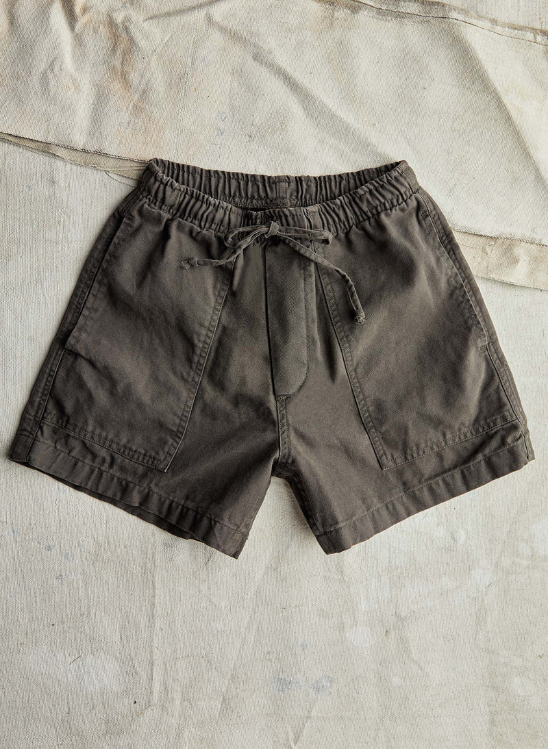 the canvas lounge short in faded black