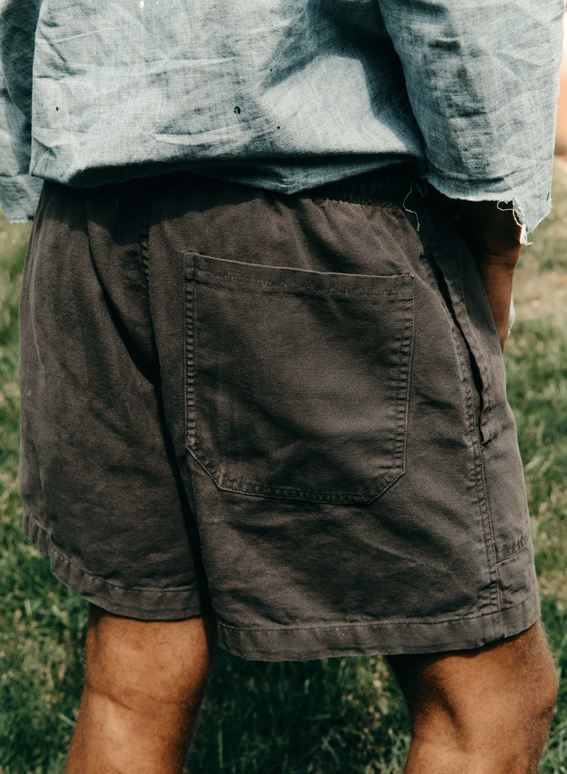 the canvas lounge short in faded black