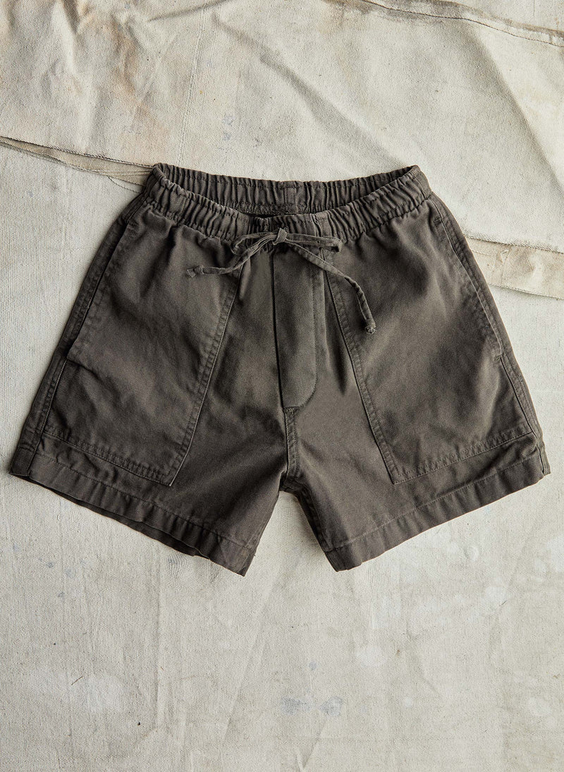 the canvas lounge short in faded black - Model