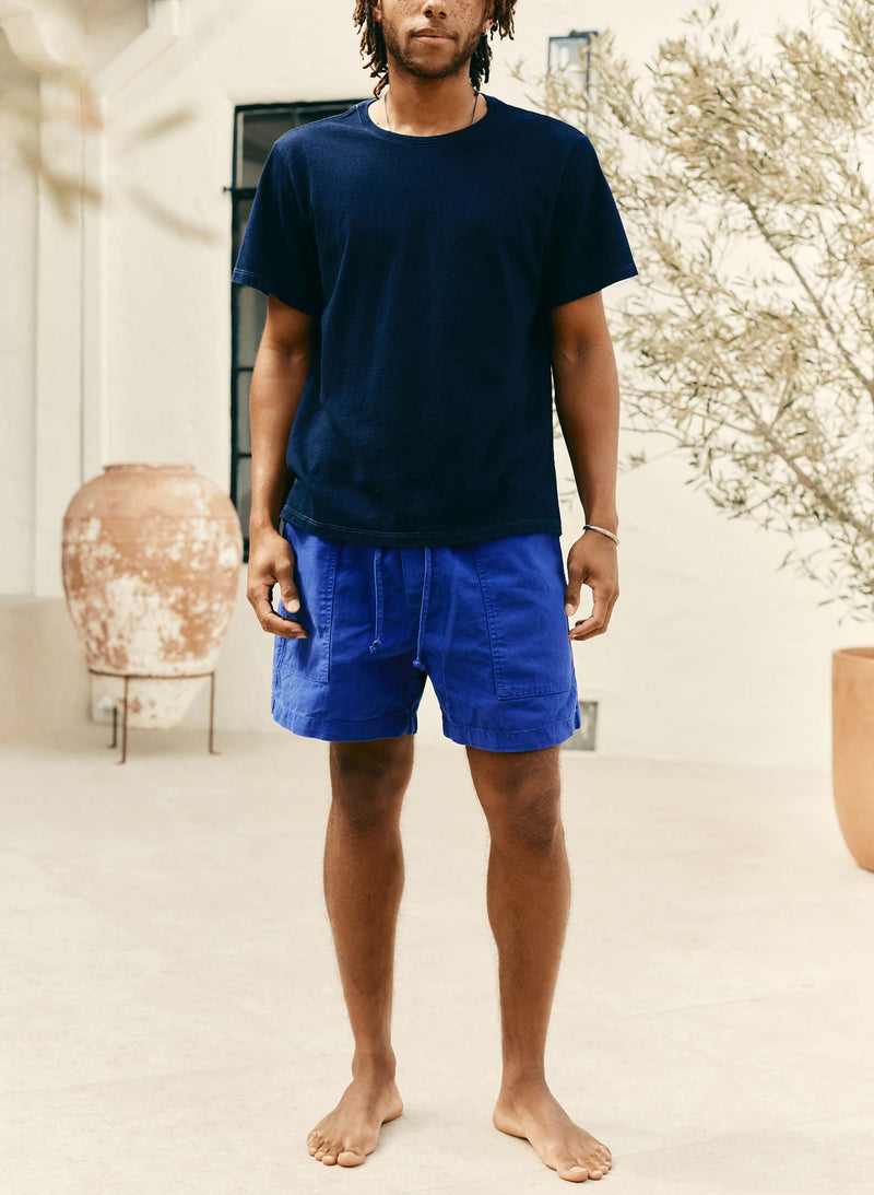 the canvas lounge short in klein blue - Model