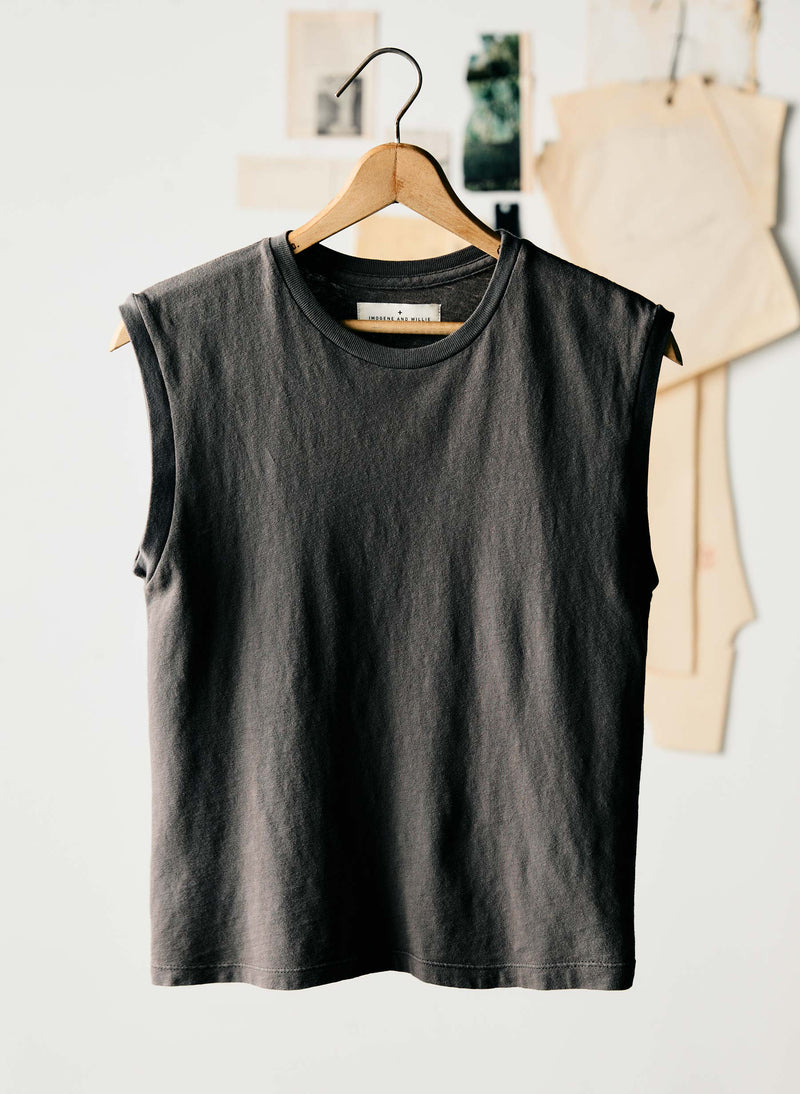 the cotton muscle tee in faded black