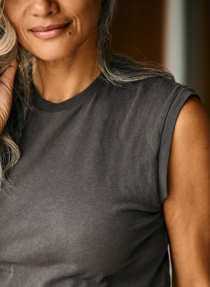 the cotton muscle tee in faded black