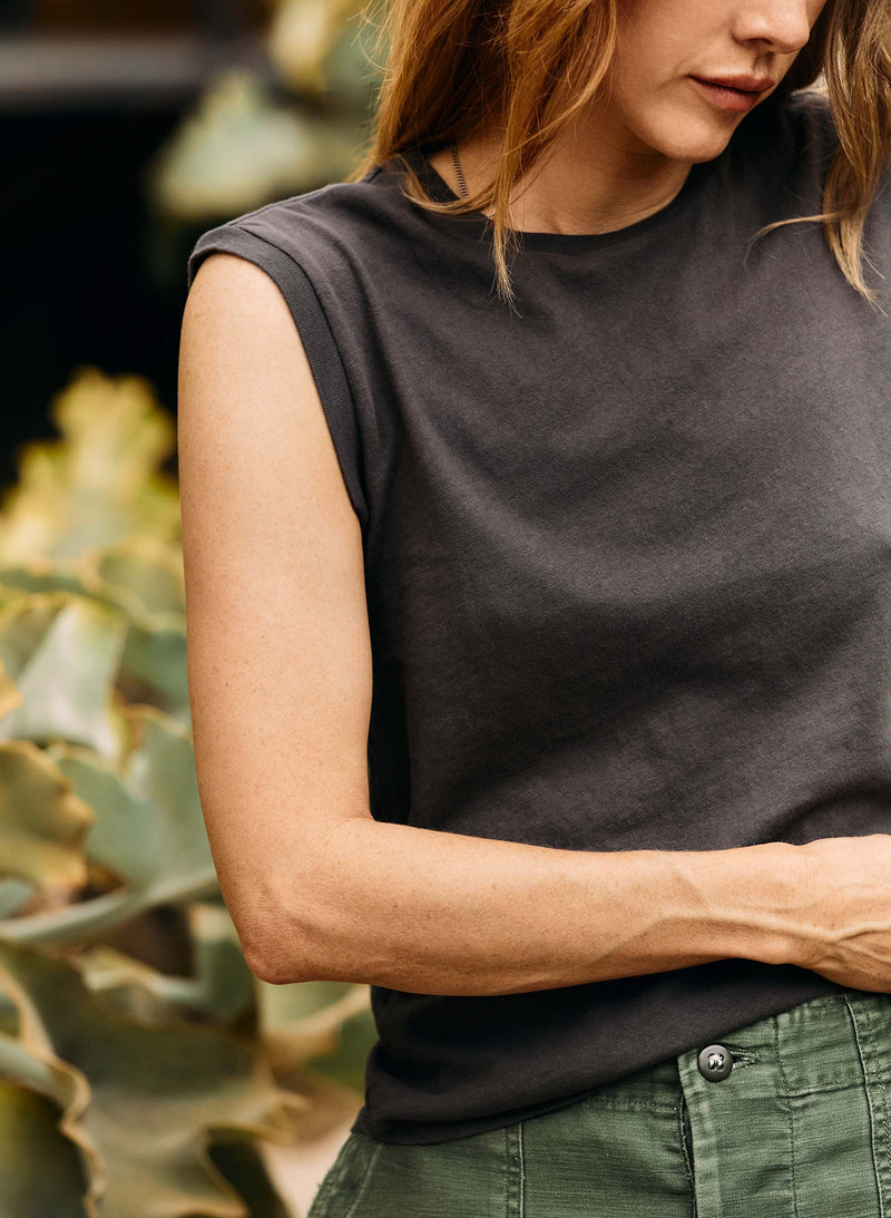 the cotton muscle tee in faded black