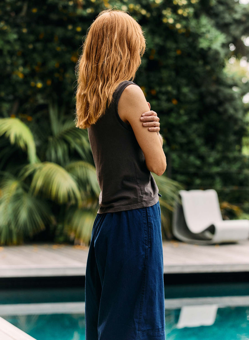 the cotton muscle tee in faded black