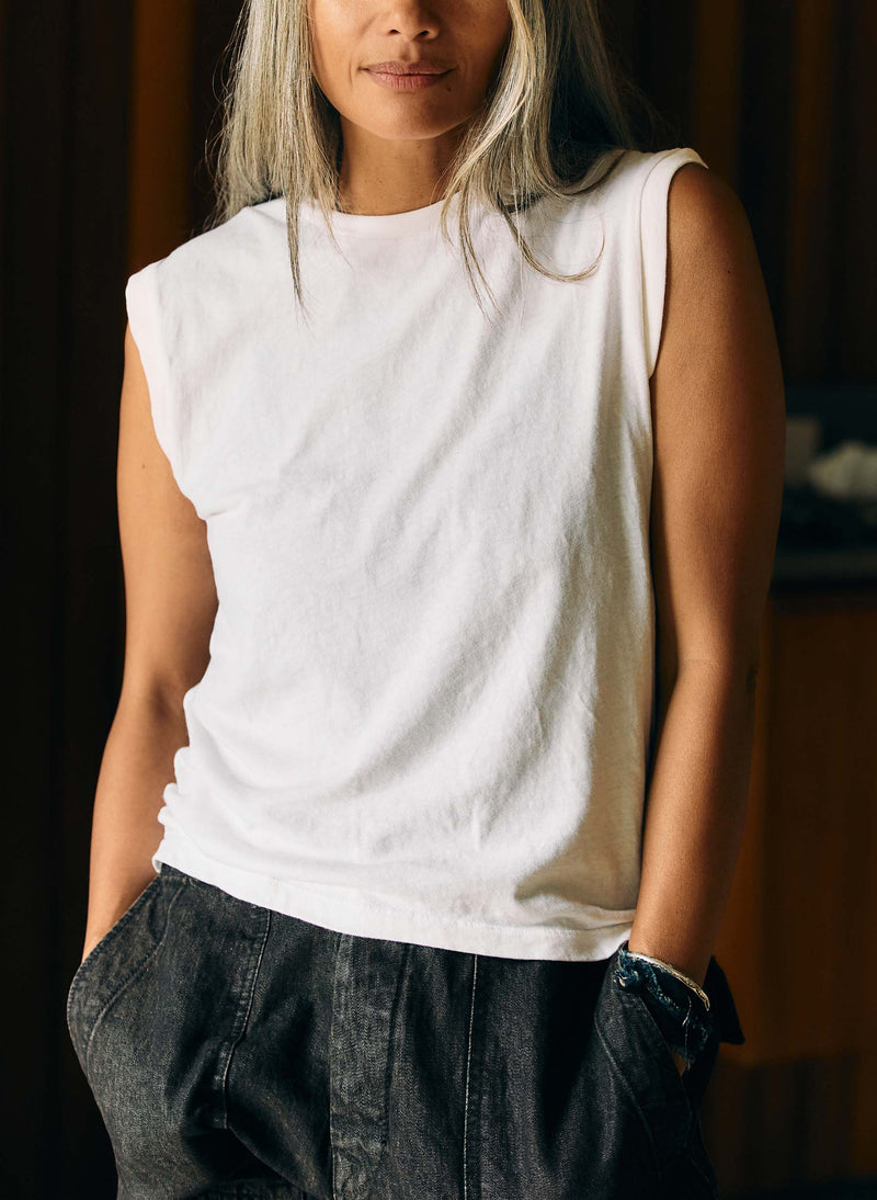 the cotton muscle tee in vintage white