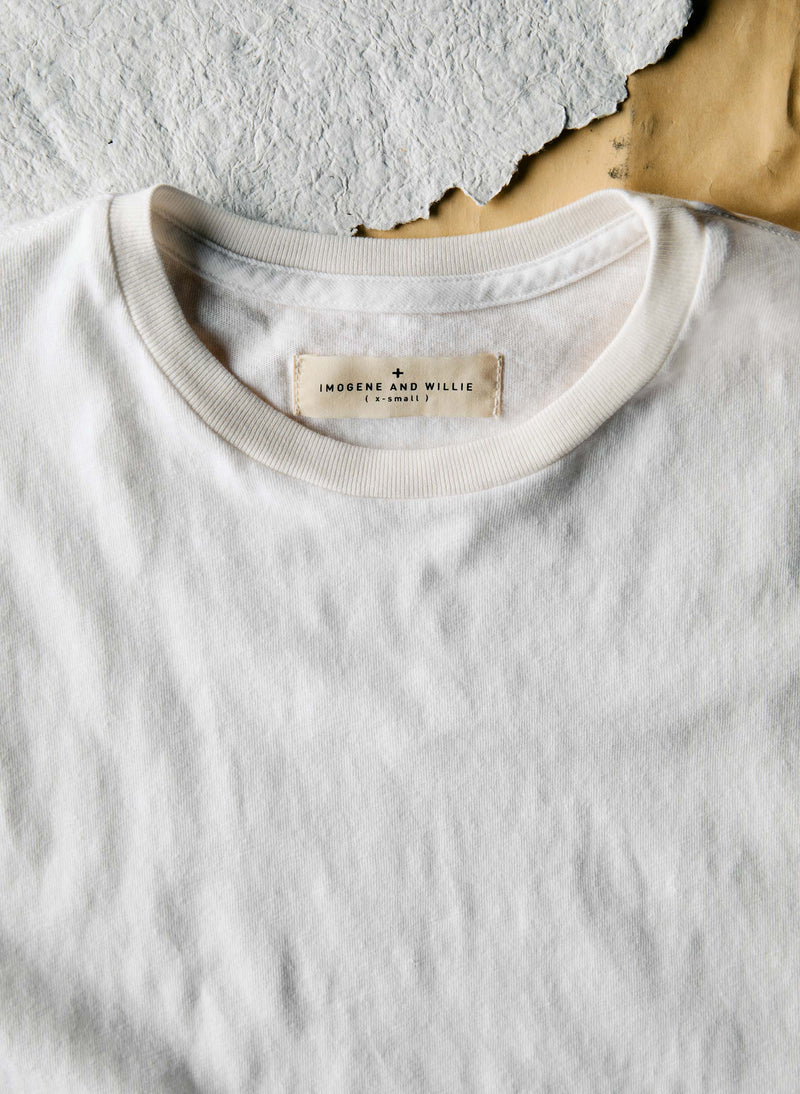 the cotton muscle tee in vintage white - Model