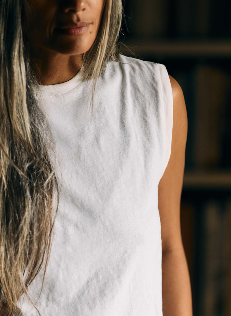 the cotton muscle tee in vintage white