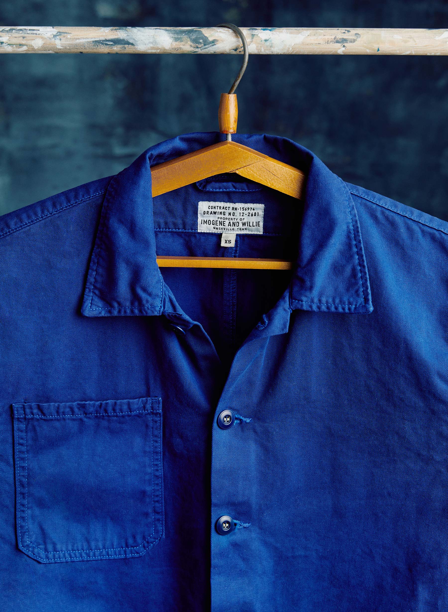 Outerwear, Dress shirt, Sleeve, Textile, Grey, Collar, Denim, Electric blue, T-shirt, Button