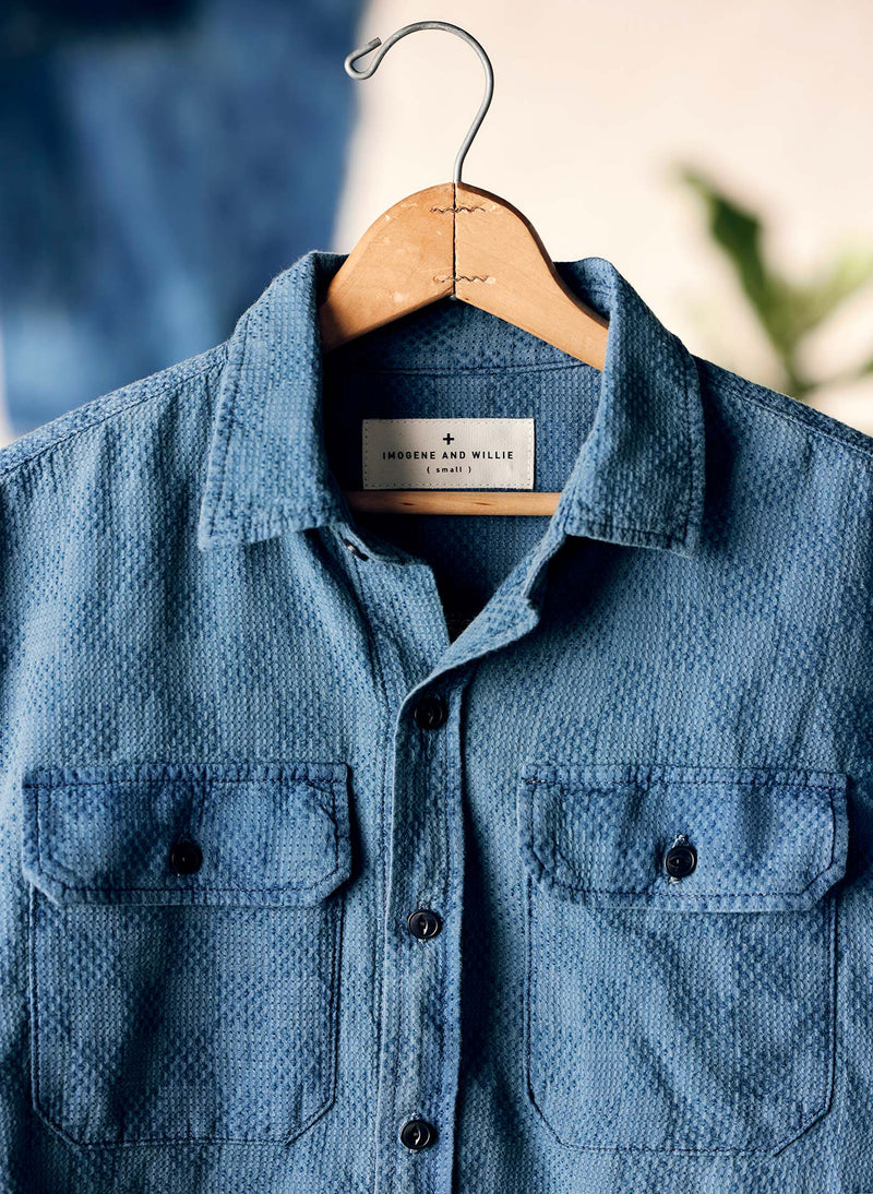 the shoreline shirt in washed indigo check - Model