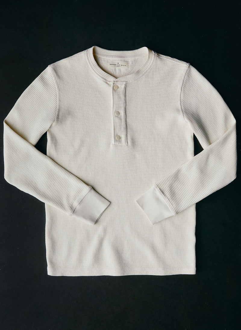 the knit waffle henley in vintage white - Model