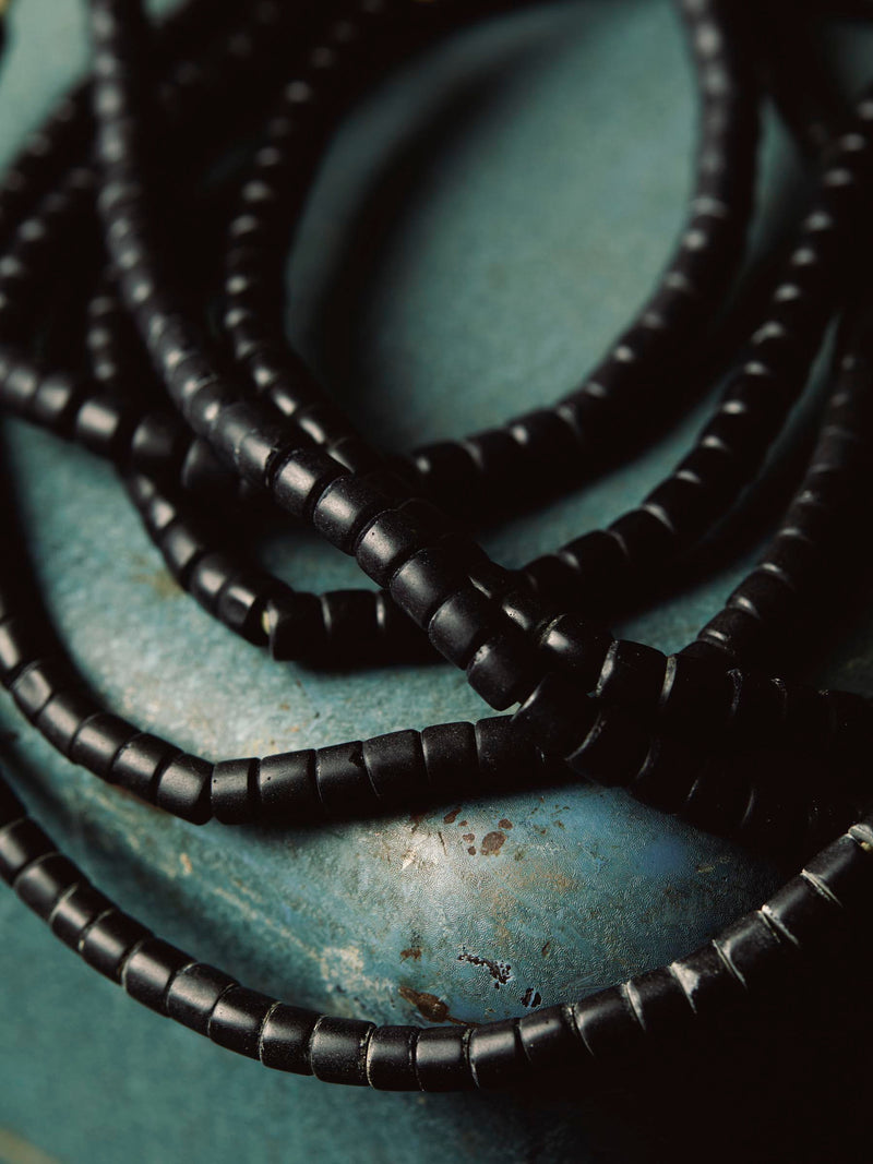 vintage black trade bead necklace - Model