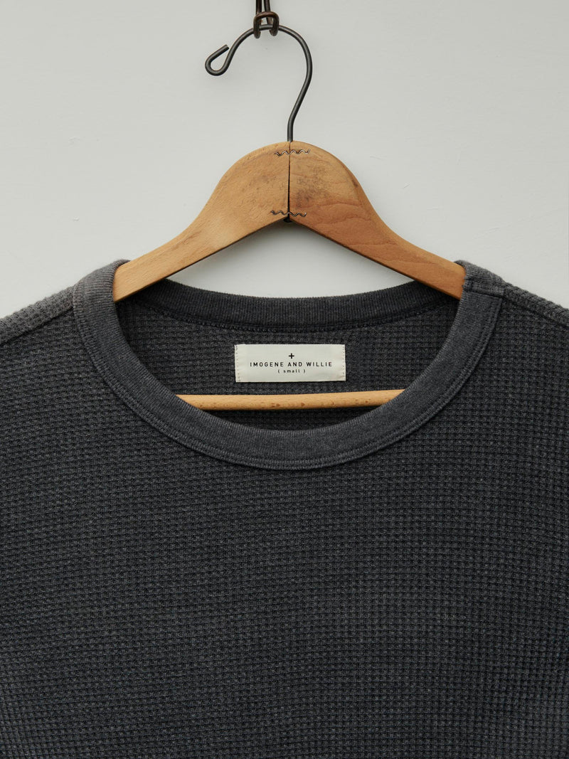 long sleeve waffle thermal in charcoal - Model