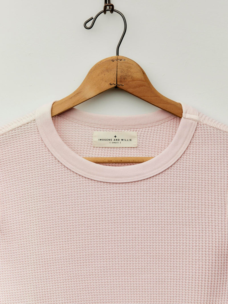 long sleeve waffle thermal in pink stone - Model