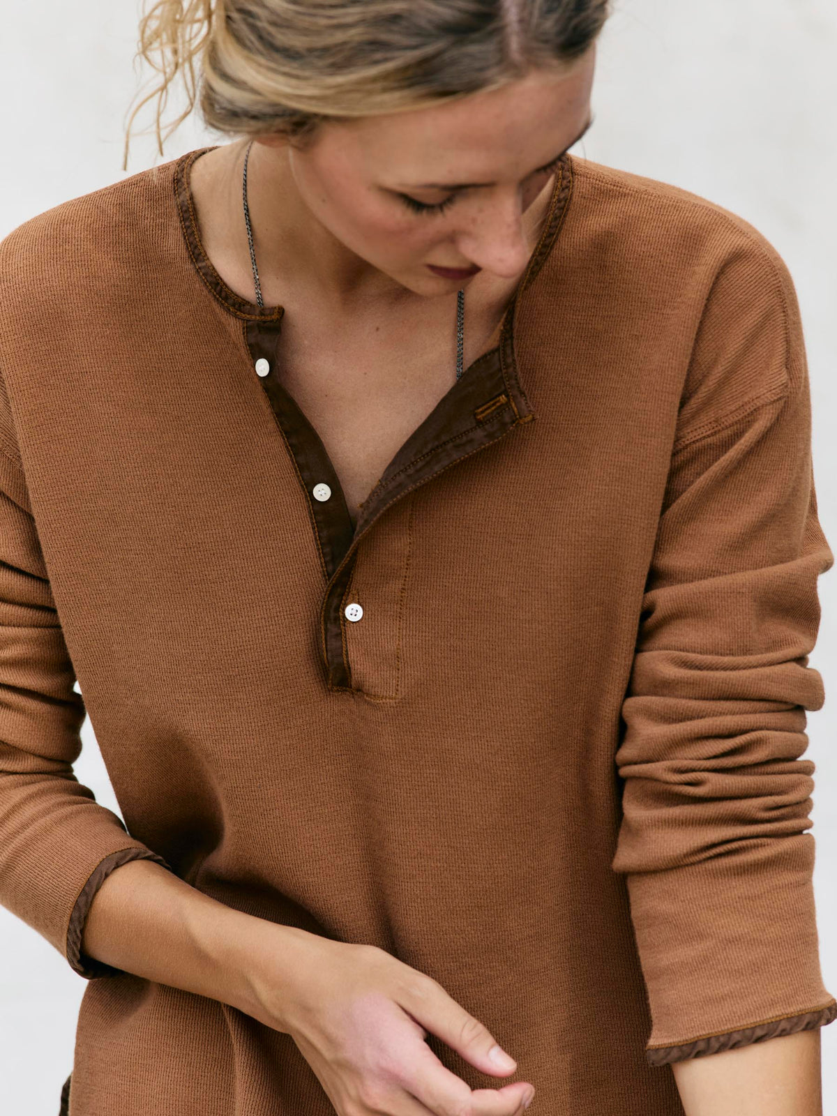 midweight vintage henley in field brown