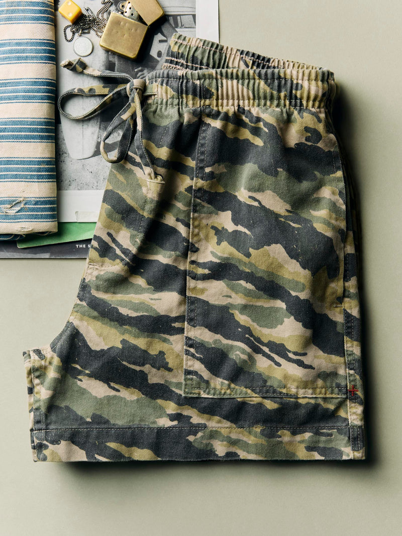 the lounge short in brushstroke camo - Model