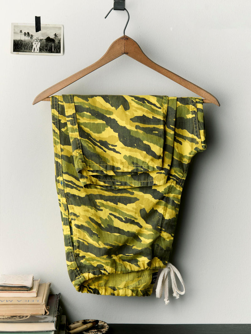 the lounge pant in brushstroke camo - Model