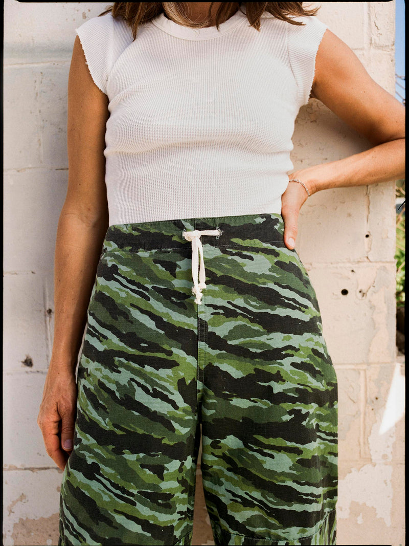 flight pant in brushstroke camo - Model