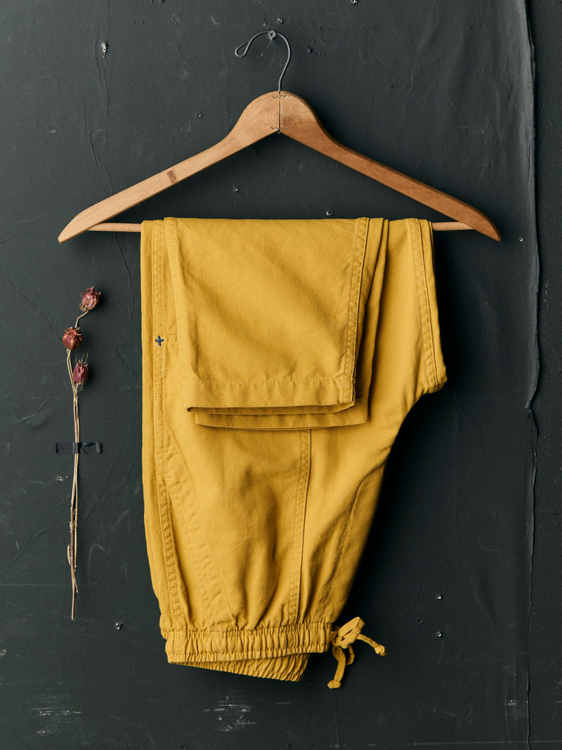 the ventura chore pant in chartreuse - Model