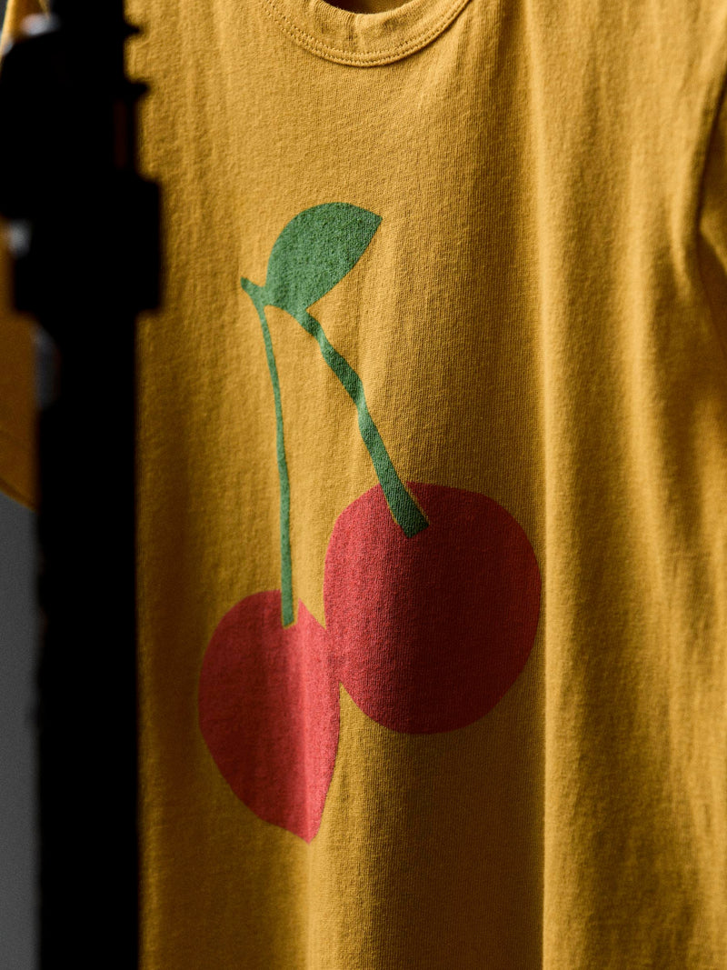 the "cherry" tee in gold - Model