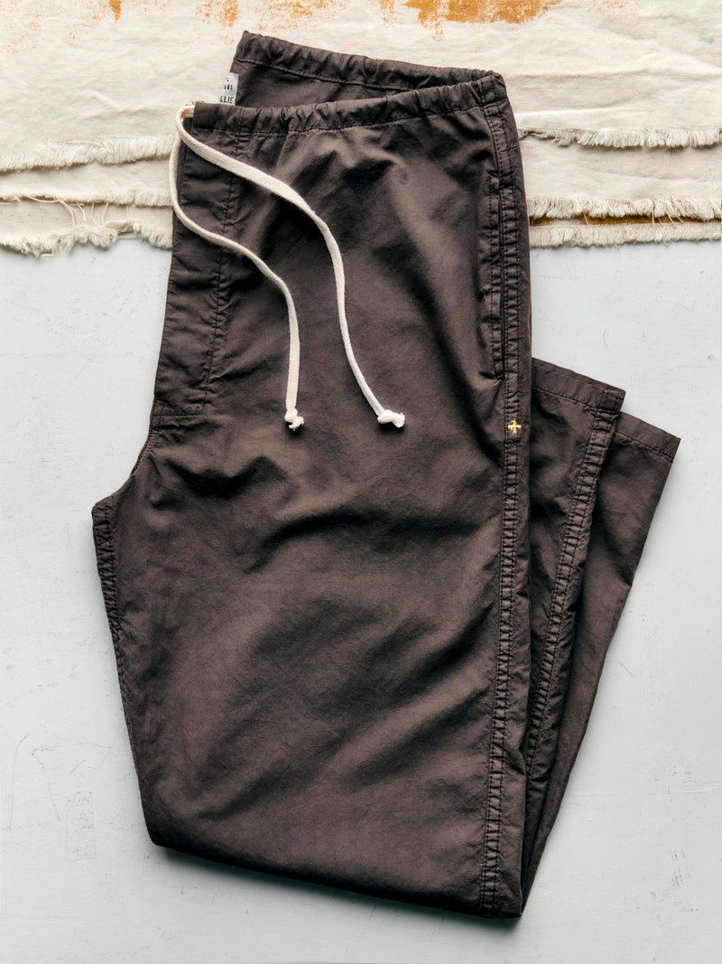 the lounge pant in umber poplin - Model
