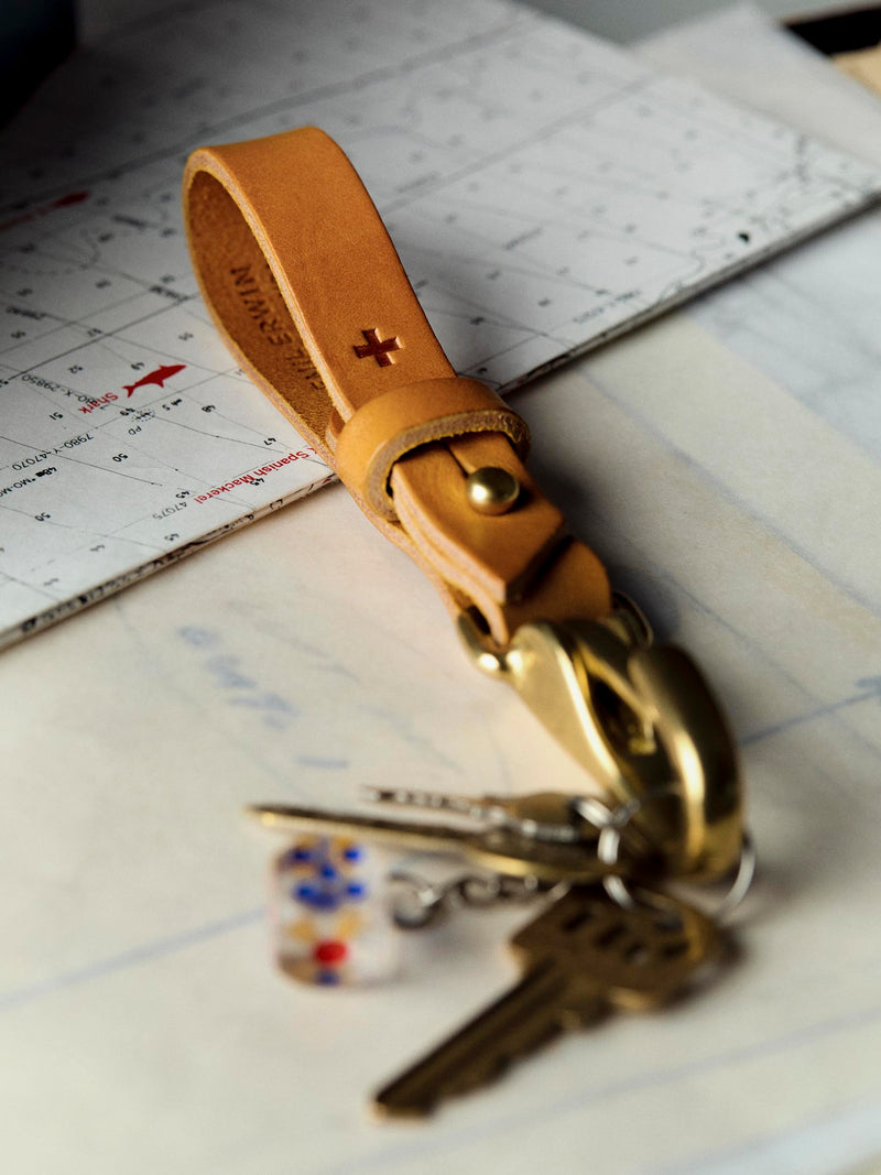 emil erwin x i+w keychain in honey - Model