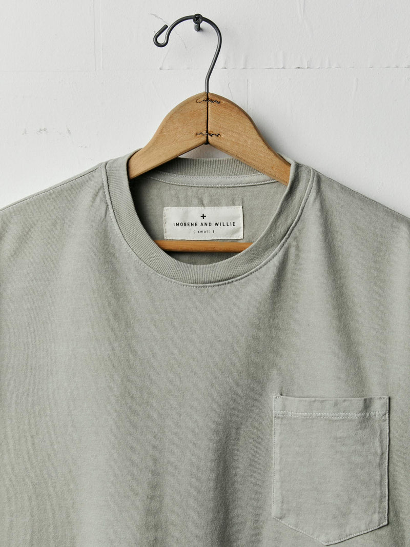 long sleeve pocket tee in stone - Model
