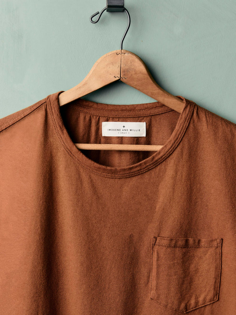 pocket tee in rust - Model
