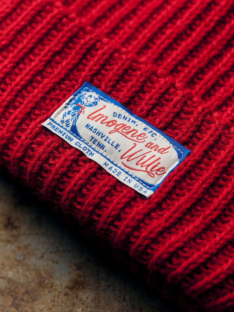 knit "bird dog" cap in red - Model