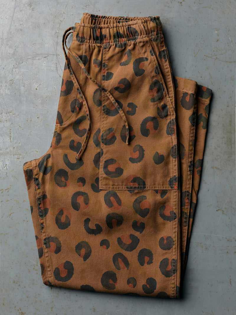 ventura chore pant in brown rosette - Model