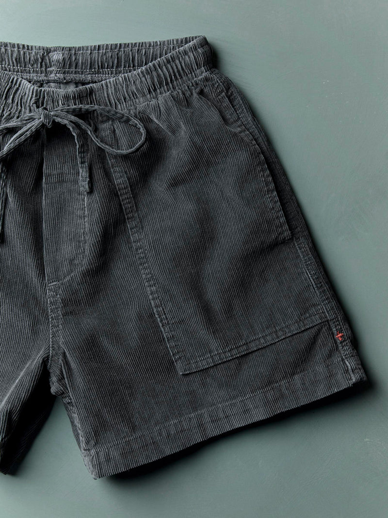 the lounge short in sunfaded black cord - Model