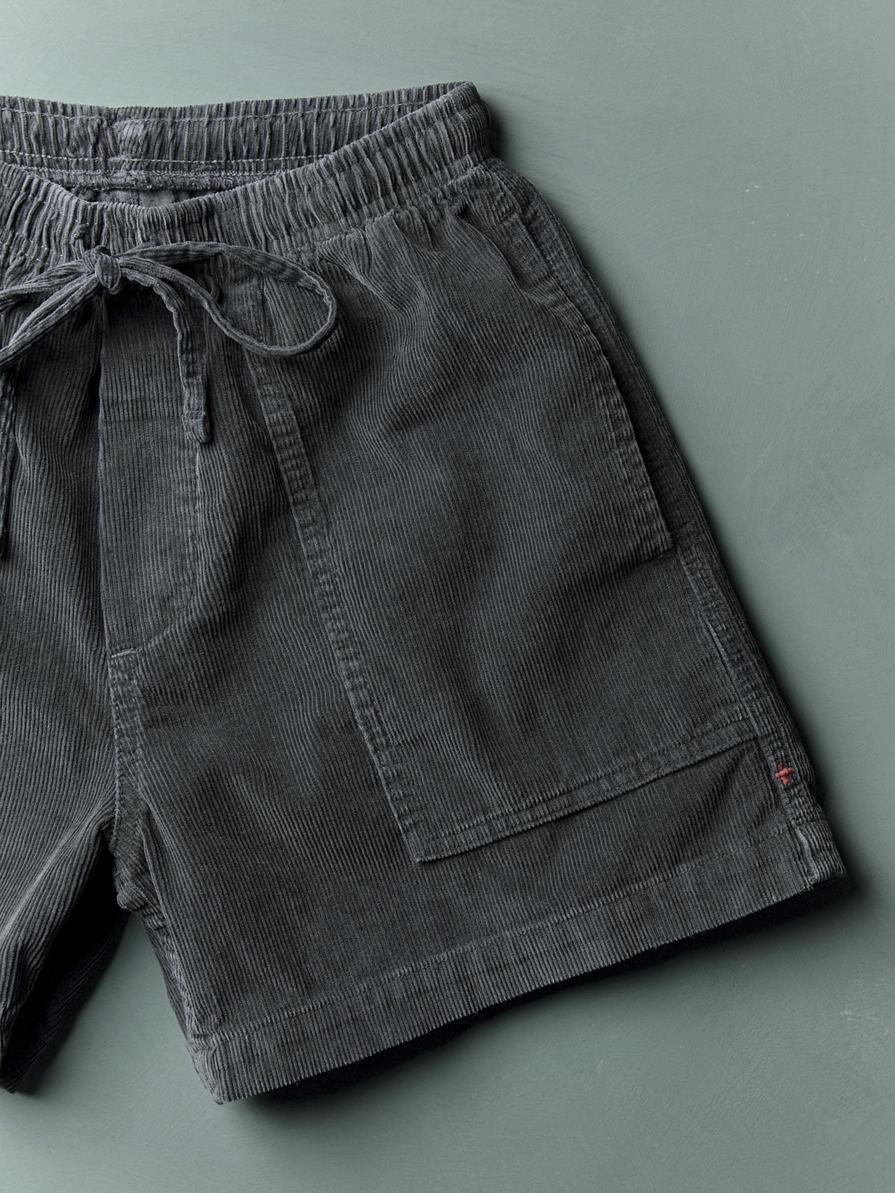 the lounge short in sunfaded black cord – imogene + willie