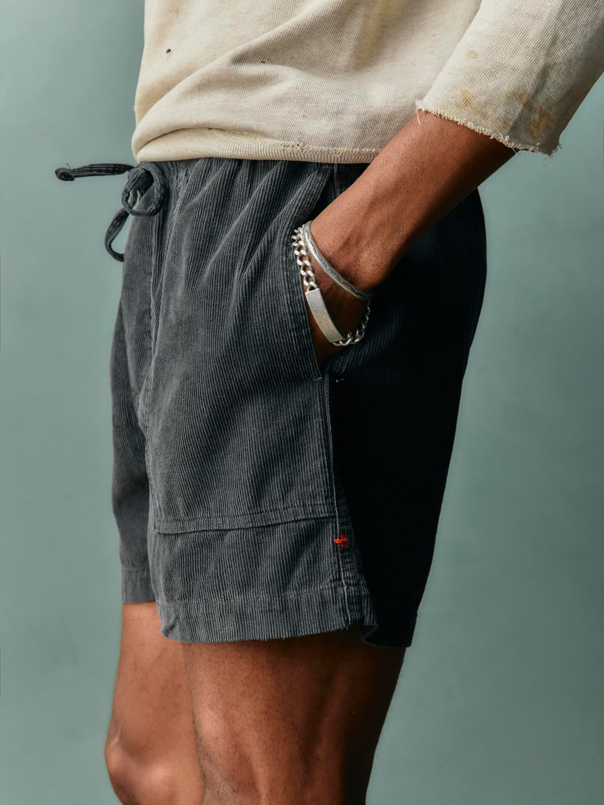 the lounge short in sunfaded black cord