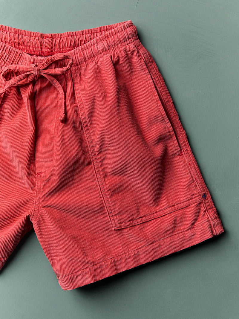 the lounge short in sunfaded red cord - Model