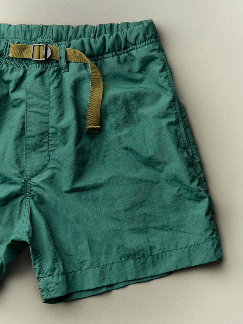 trail short in forest green - Model