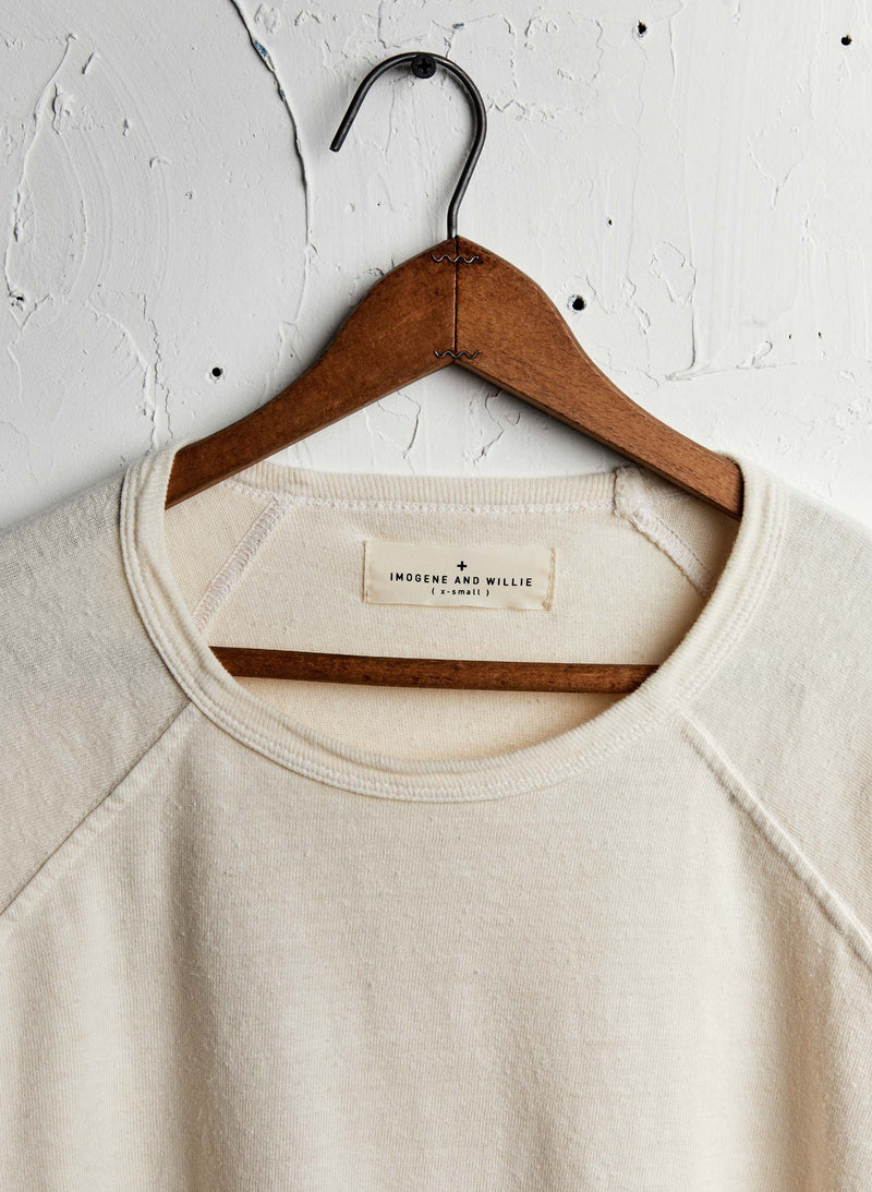 the long sleeve raglan in vintage white - Model