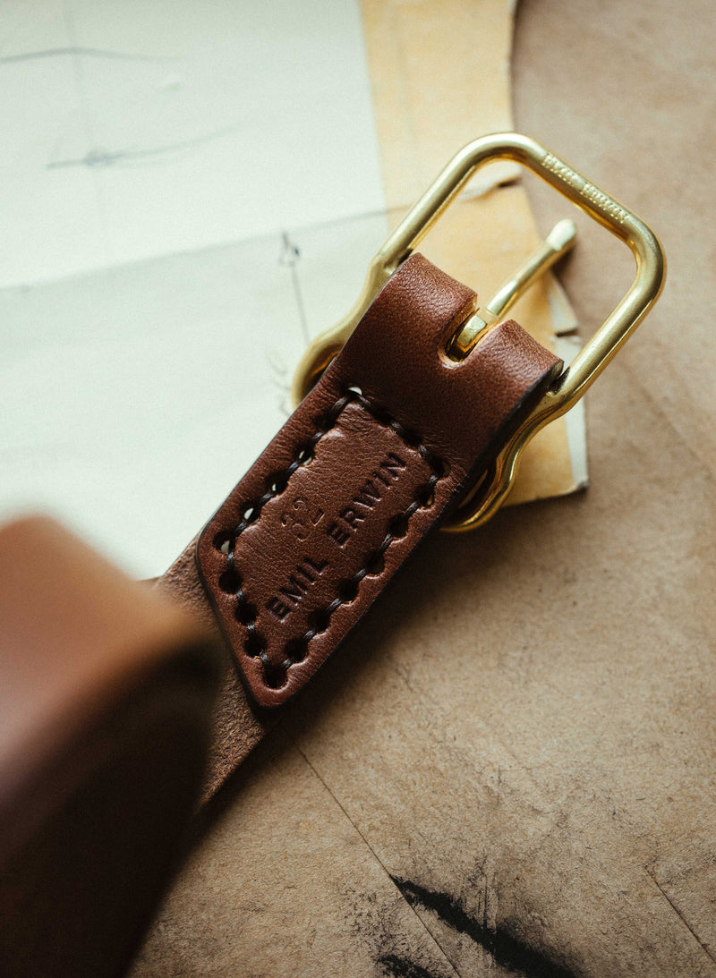 emil erwin narrow signature belt in walnut